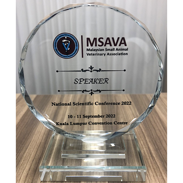 マレーシア小動物獣医協会(MSAVA)が主催する「2022年全国科学会議」で講演を行ったスピーカーに授与された記念のトロフィー
